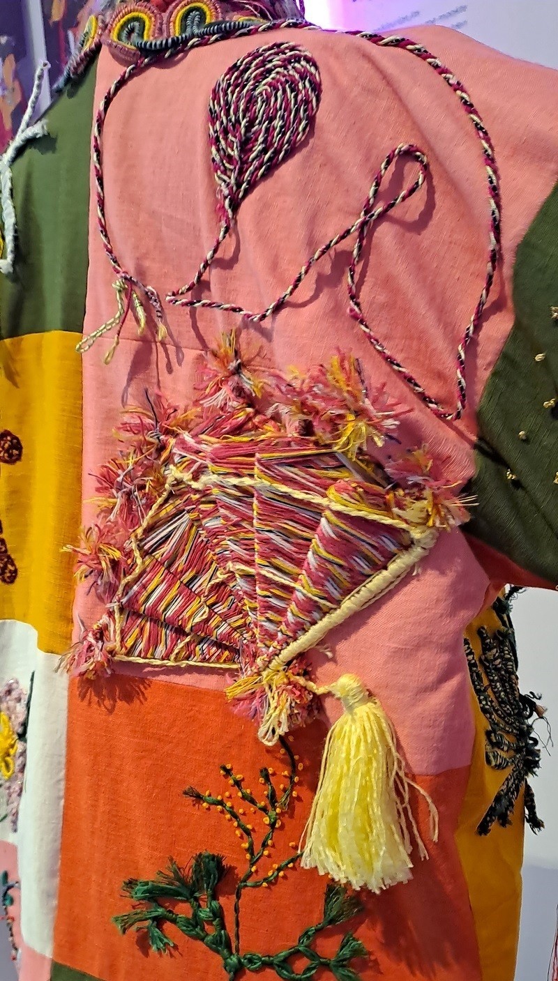 Detail Coat of many colours Bindweefsel