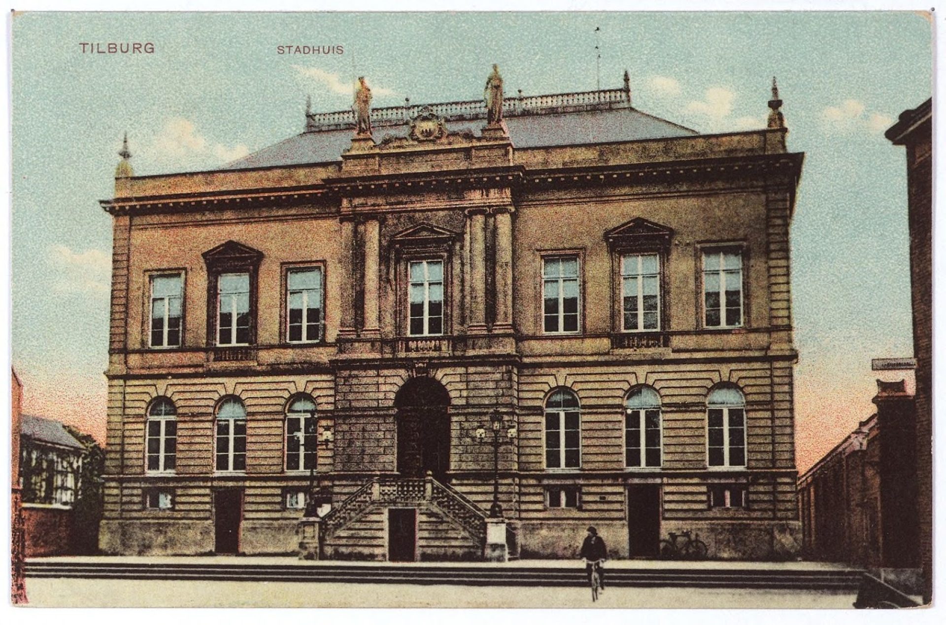 1910 Op het gemeentehuis zijn inmiddels de beelden geplaatst in 1905 Collectie Regionaal Archief Tilburg
