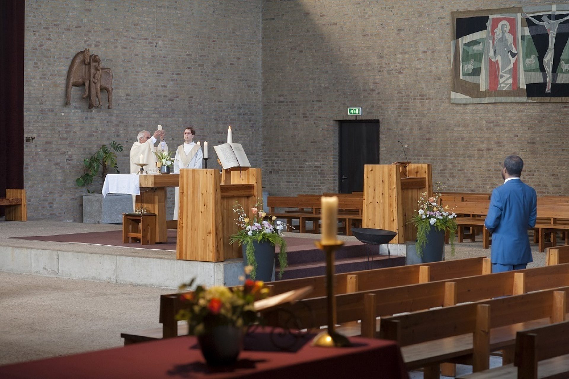 Een Een lege kerk tijdens de online Paasmis