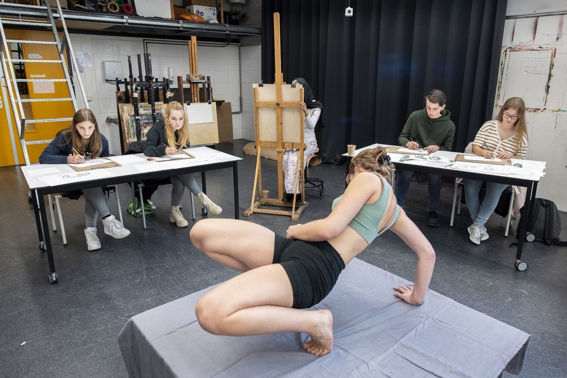 Model tekenen bij Academie voor Beeldende Vorming Fontys door Paul van Dongen Foto Maria van der Heyden