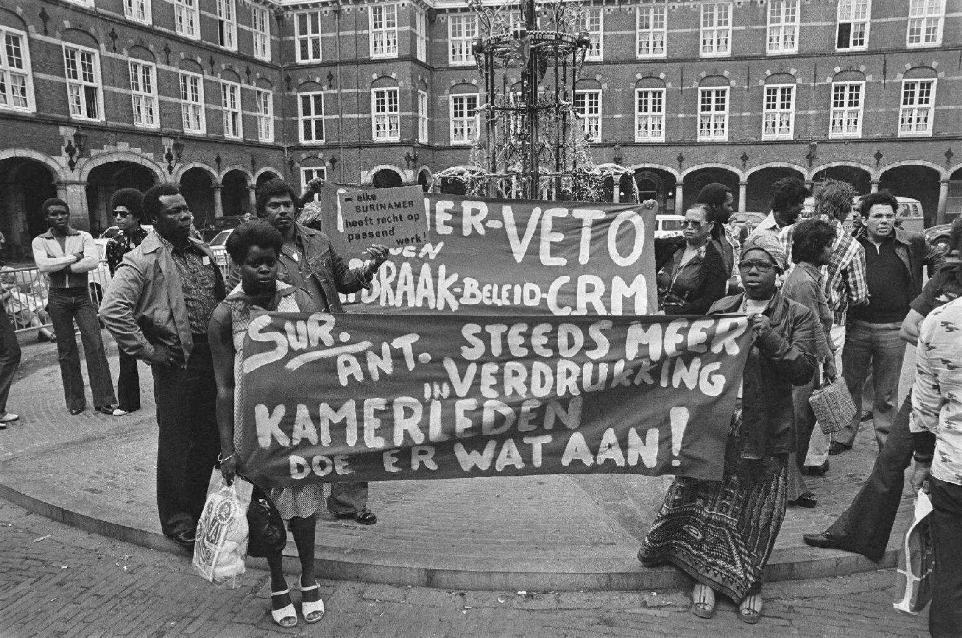 Surinamers demonstreren op Binnenhof, 1976