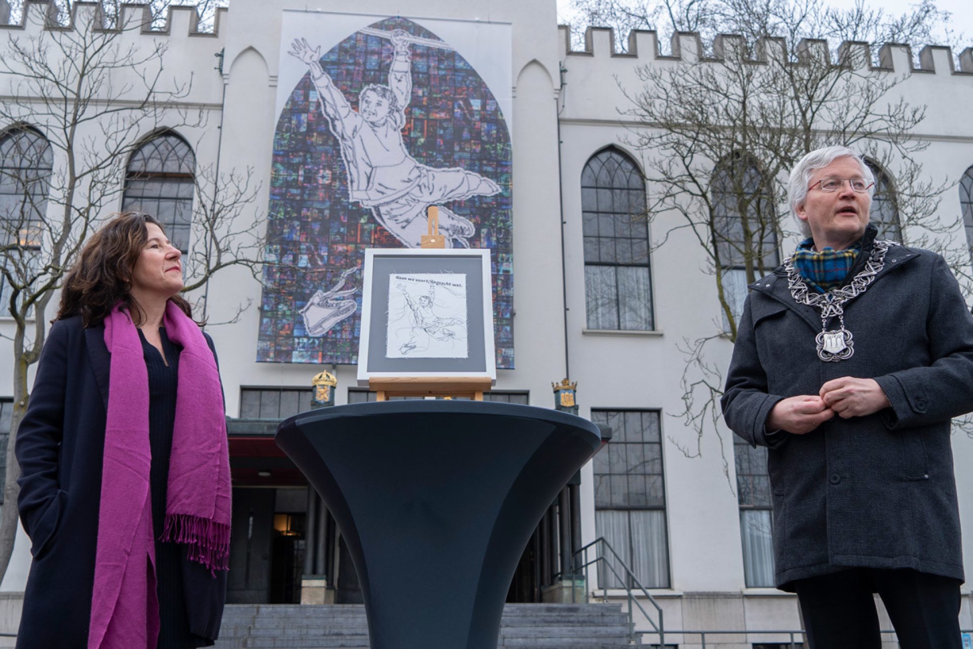 Onthulling geveldoek Dankraam Tilburg foto Reg Gruson