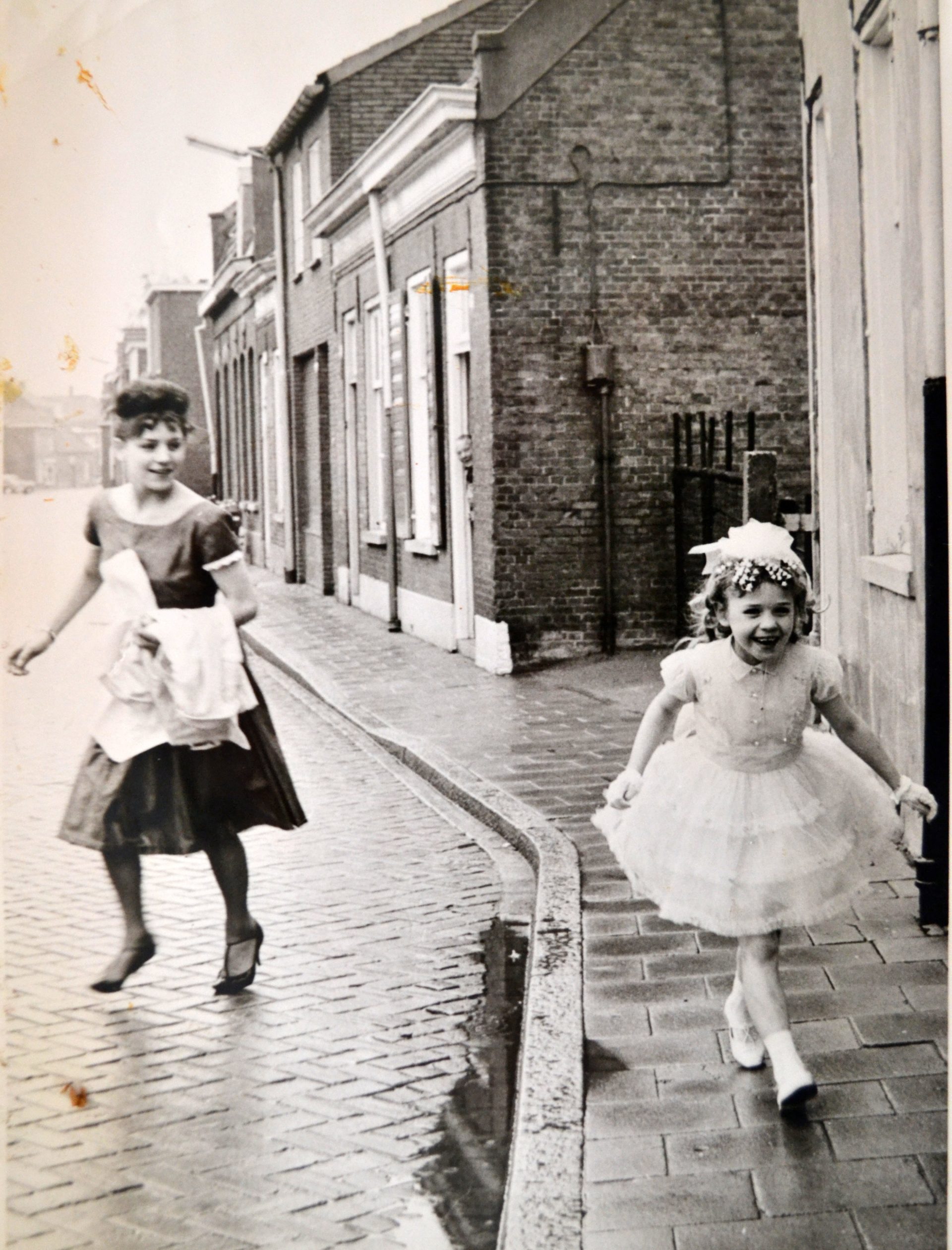 Persfoto Tussen klooster Kwetterie en kerk Nel Huijbregts links en zusje 1962 fotograaf onbekend