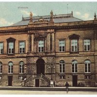 1910 Op het gemeentehuis zijn inmiddels de beelden geplaatst in 1905 Collectie Regionaal Archief Tilburg