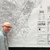 Jeroen de Leijer bij de kaart in het Tijd Lab 2