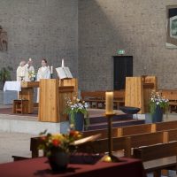 Een Een lege kerk tijdens de online Paasmis