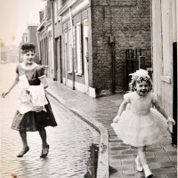 Persfoto Tussen klooster Kwetterie en kerk Nel Huijbregts links en zusje 1962 fotograaf onbekend