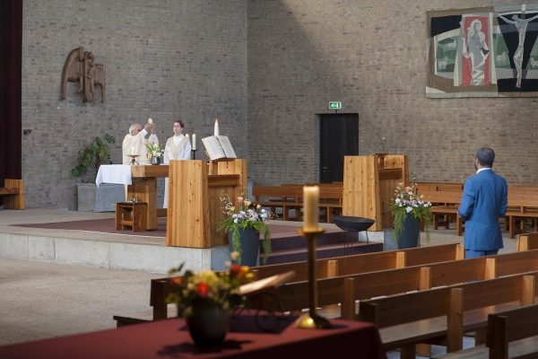 Een Een lege kerk tijdens de online Paasmis